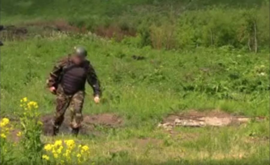 Кузбассовец у себя в огороде нашёл опасный снаряд