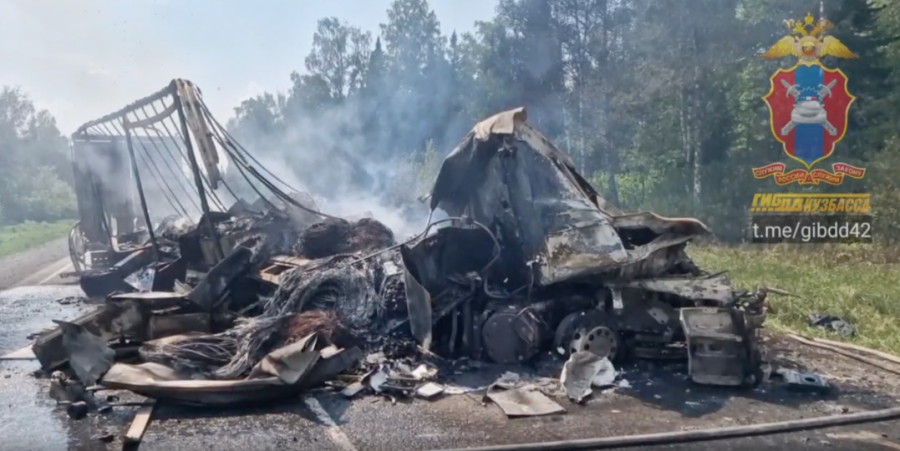 Вспыхнули и сгорели: в Кузбассе на трассе Р-255 произошло смертельное ДТП с грузовиками