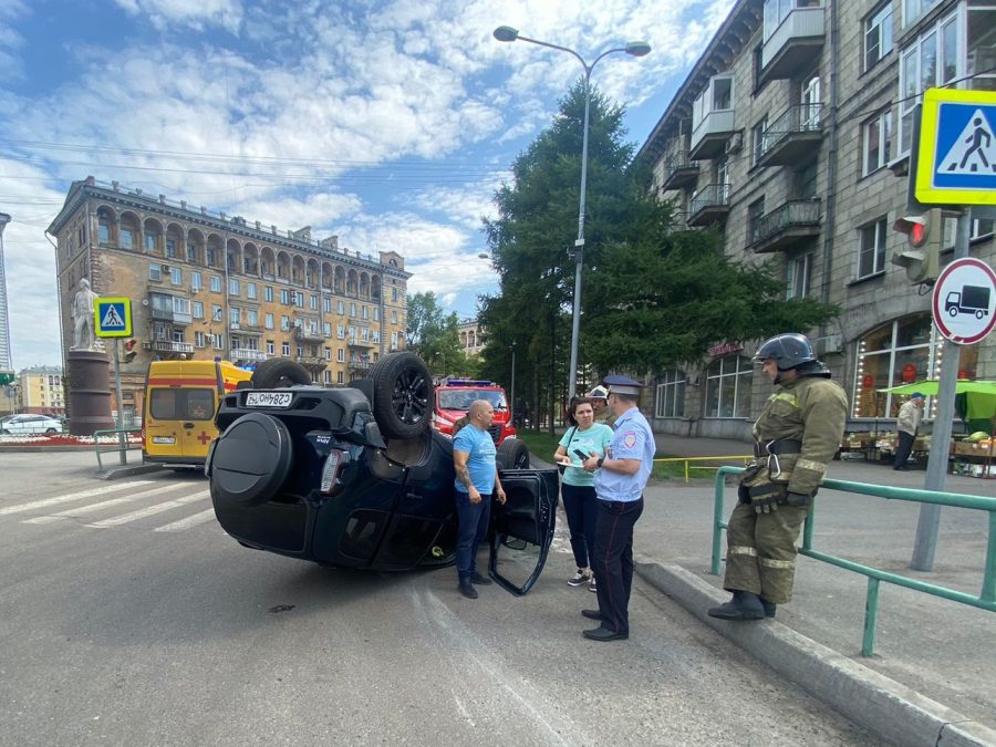 В Кузбассе японская малолитражка опрокинула «Ниву» вверх колесами