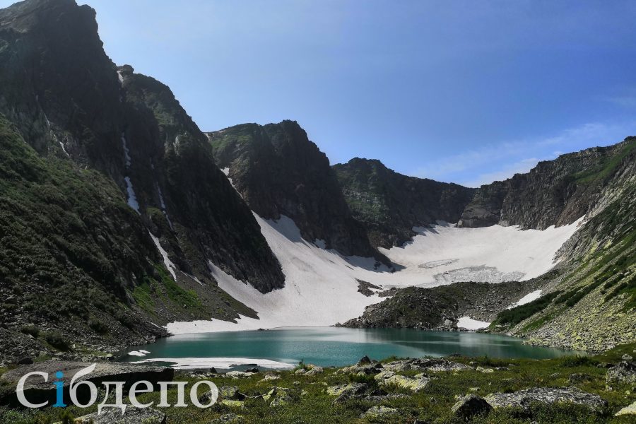Золотая долина и вид на ледник Тронова — одно из самых живописных мест Поднебесных Зубьев.