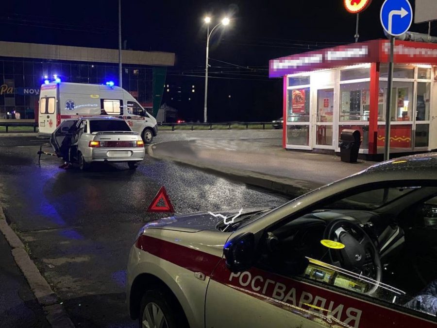 В Кемерове водитель сбил самокатчицу на глазах у правоохранителей