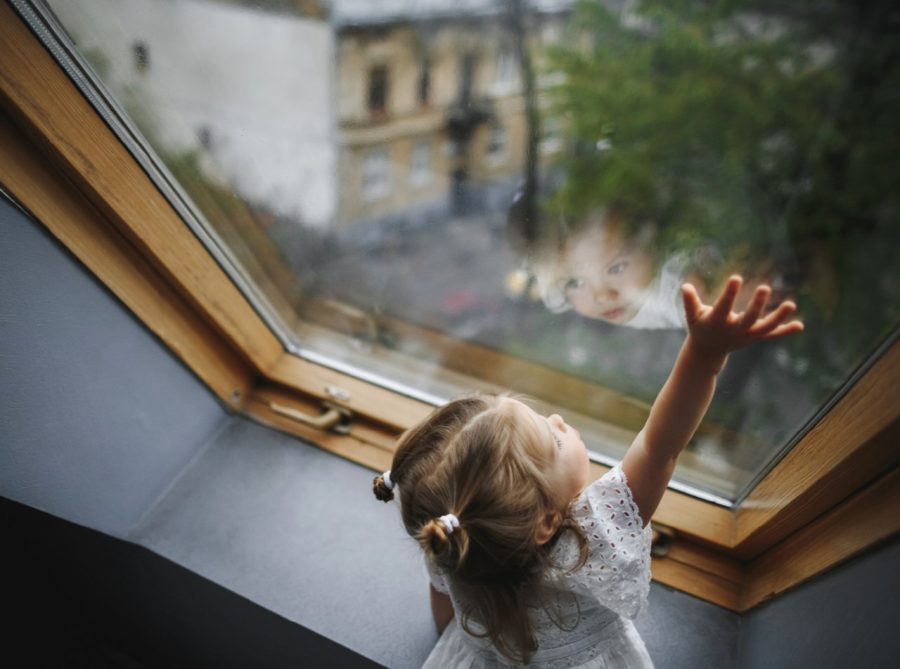 Маленький ребенок выпал из окна квартиры в Кузбассе