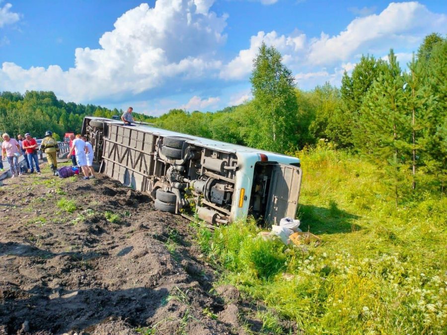 В Кузбассе автобус упал в кювет с 40 пассажирами