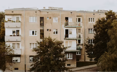 Соцсети: в Кемерове ветер снес балкон