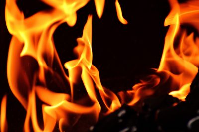 Спички не игрушка: в Кузбассе огнем охватило гараж с автомобилем