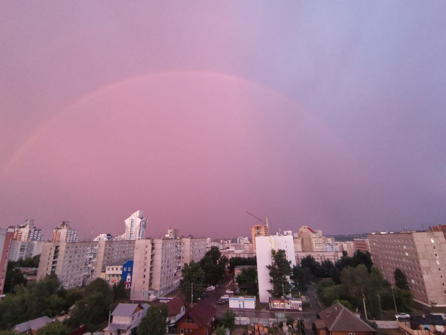 Радуга в небе. Розовый закат. Явления в небе. Радужное небо.