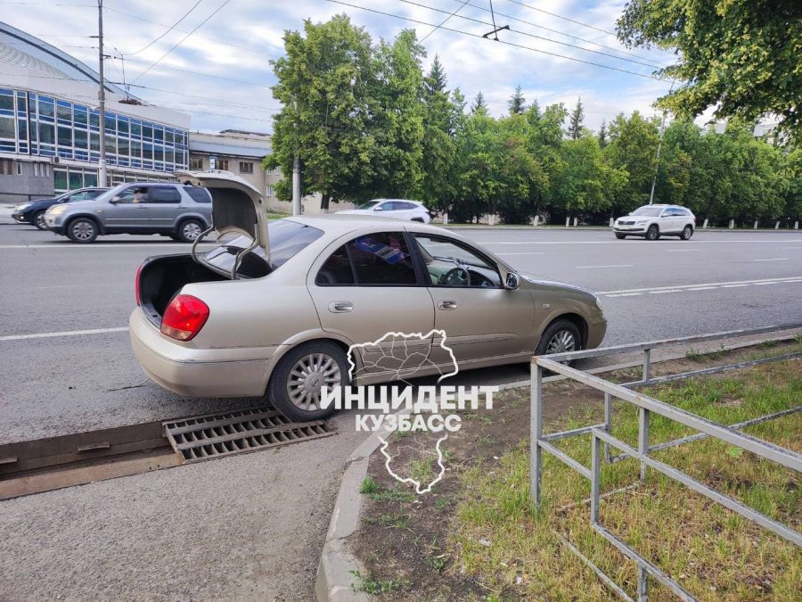 В кузбасском городе автомобиль угодил в неожиданную ловушку