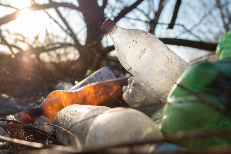 В Кузбассе мусор со свалки летит на поля с зерновыми