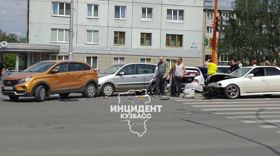 Вот это поворот: в Кемерове четыре машины «поцеловались»