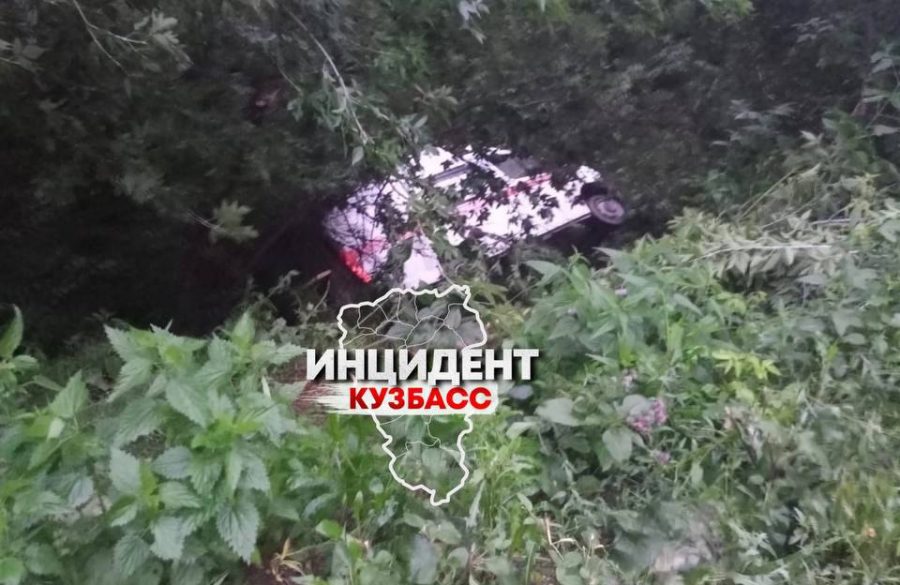 Соцсети: В Кузбассе машина скорой помощи вылетела в кювет, есть пострадавшие