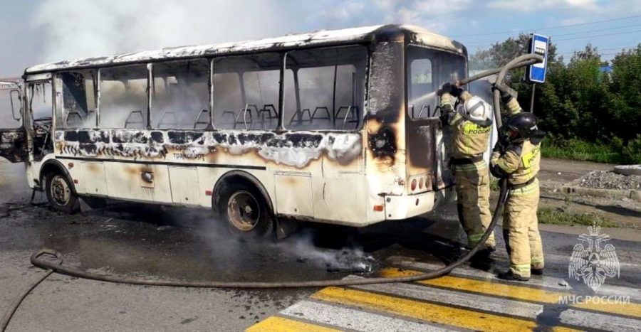В Сибири загорелся автобус с людьми в салоне