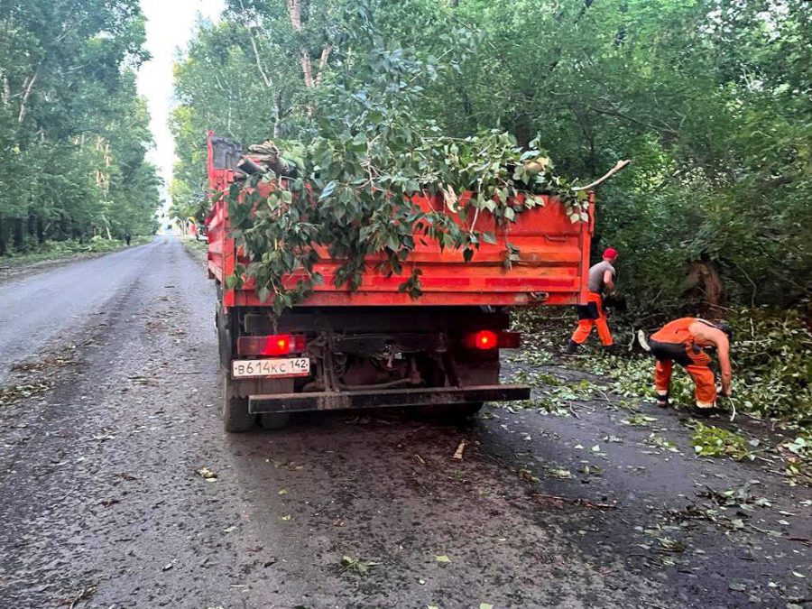 В Кемерове устраняют последствия урагана