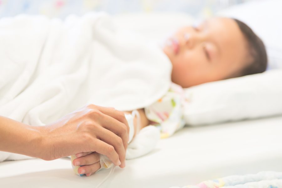Опасная игрушка пробила кишечник: сибирские врачи спасли жизнь годовалому малышу