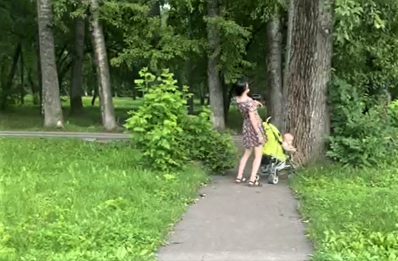«Наркоманка под солью»: в Кузбассе горожане заметили на улице мать-зомби с грудничком в коляске