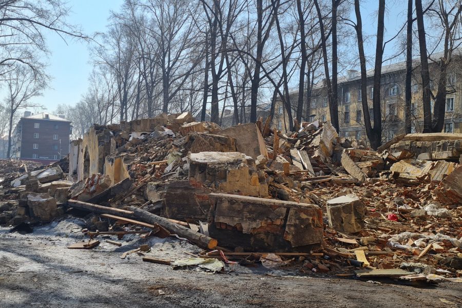 В кузбасском городе аварийные дома снесли, а строительный мусор не убрали