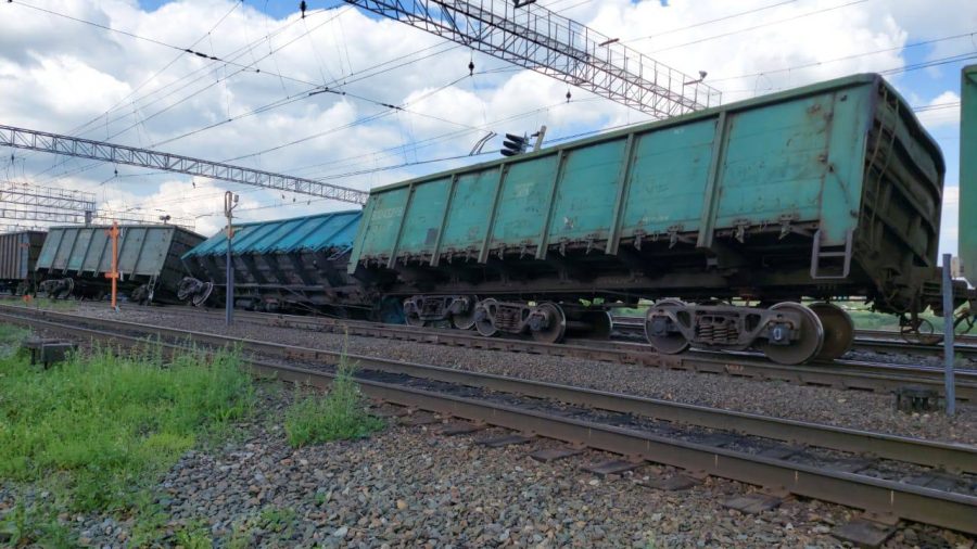 В Кузбассе вагоны грузового поезда сошли с рельсов