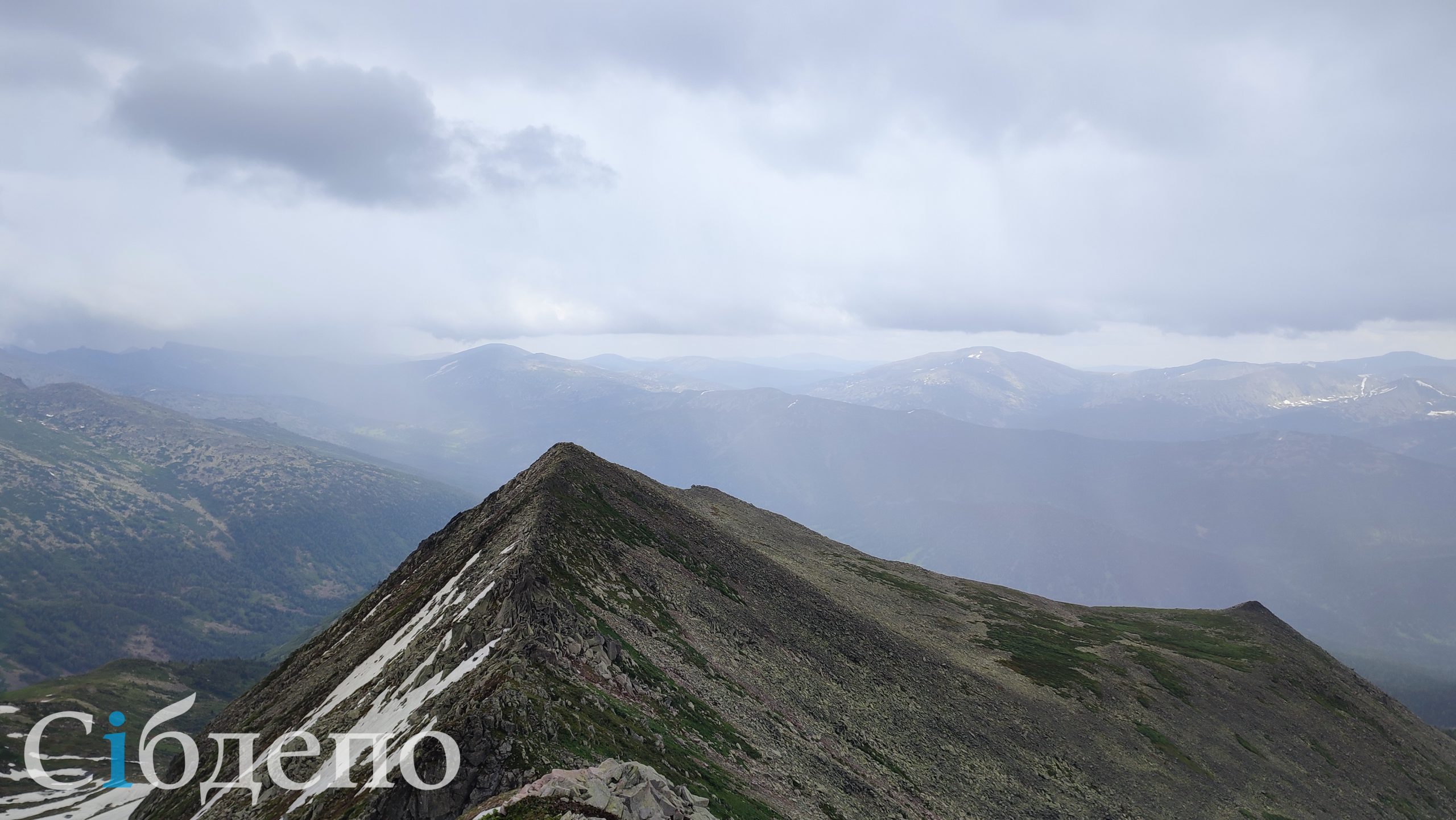 Горы Алатау выбирается в небо