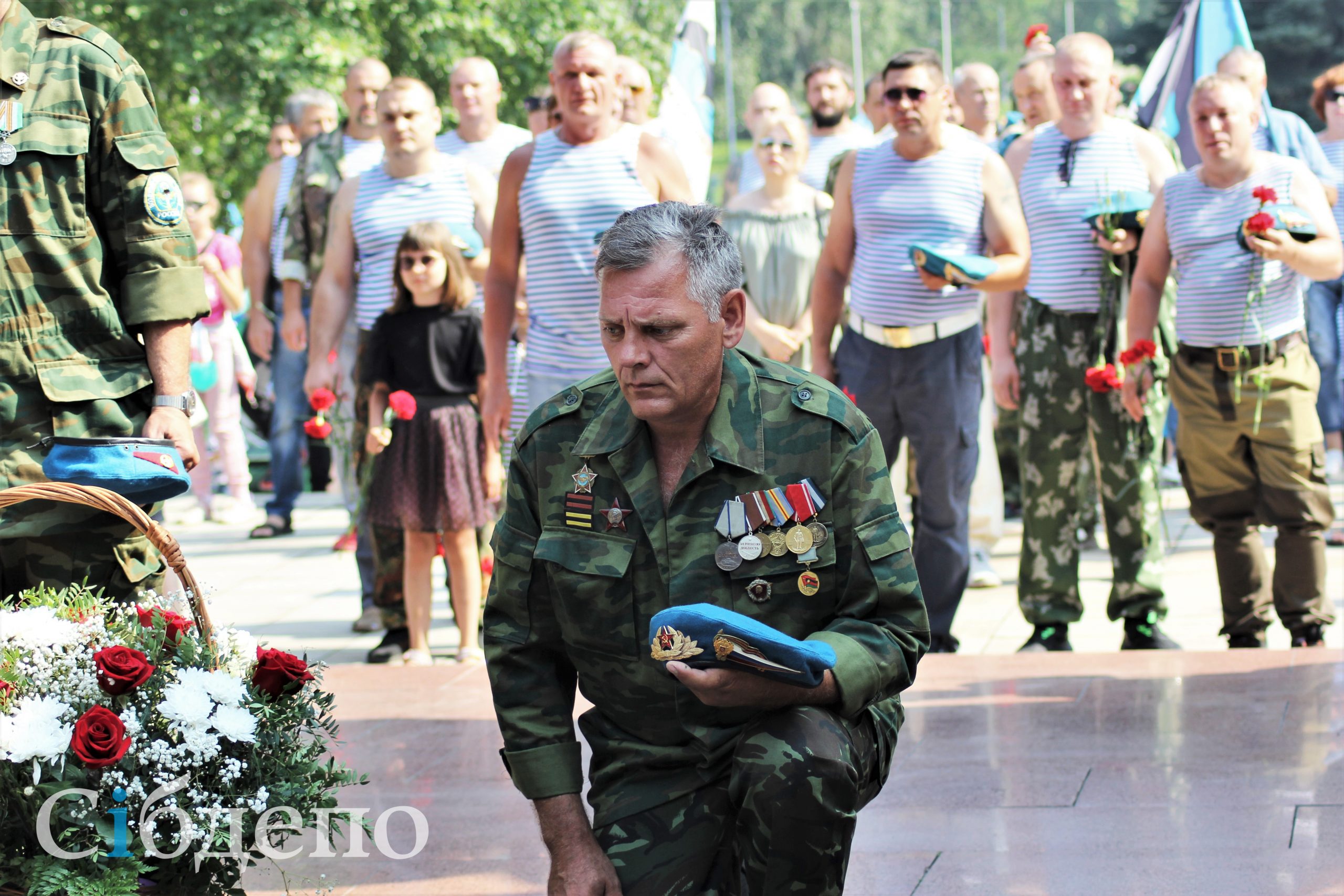 Митинг, цветы, шествие и солдатская каша: десантники Новокузнецка отметили День ВДВ