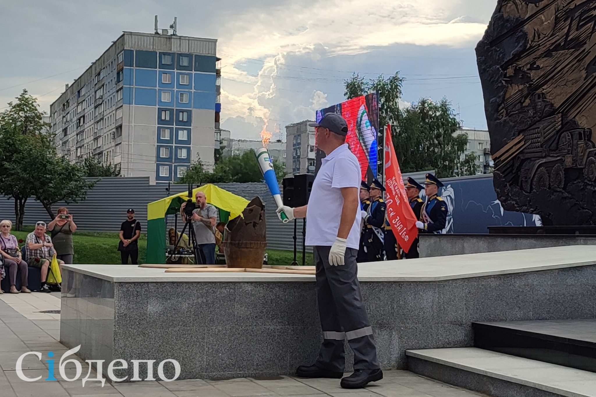 Площадь защитников донбасса новокузнецк. Площадь герои Донбасса Новокузнецк. Памятник защитникам Донбасса Новокузнецк. Памятник корсе в Новокузнецке. Памятник освободителям Донбасса в Новокузнецке.