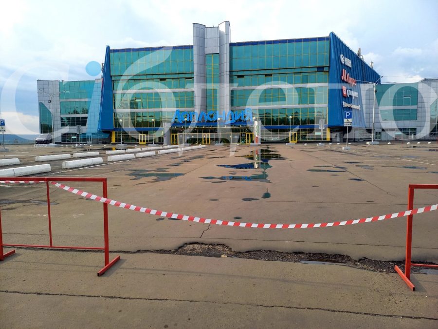 Причиной временного закрытия популярного ТРЦ в Кемерове стала вода