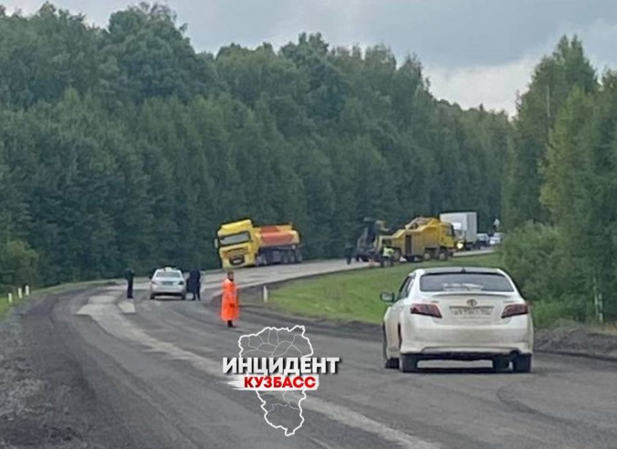 Соцсети: на кузбасской трассе перевернулся бензовоз