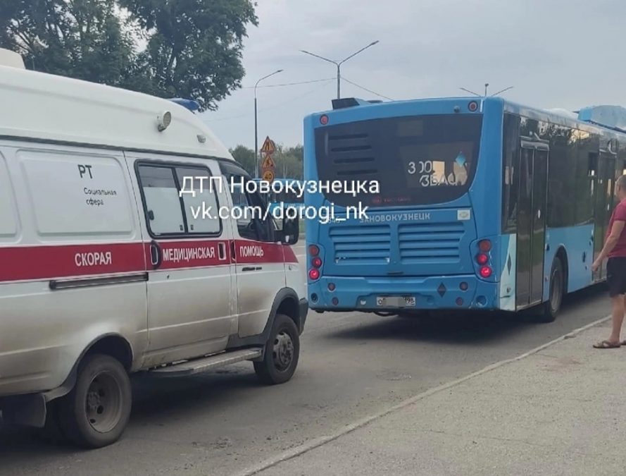 Соцсети: синий автобус в Кузбассе проехал по ноге пенсионерки