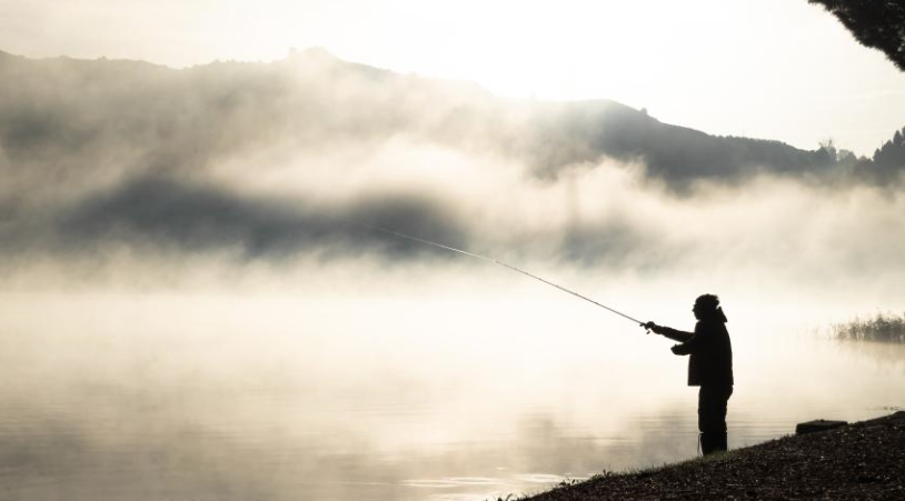 Фото: в Сибири мужчина выловил гигантскую рыбину