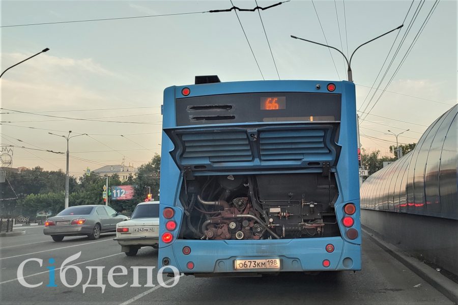 В кузбасском городе загорелся автобус с пассажирами