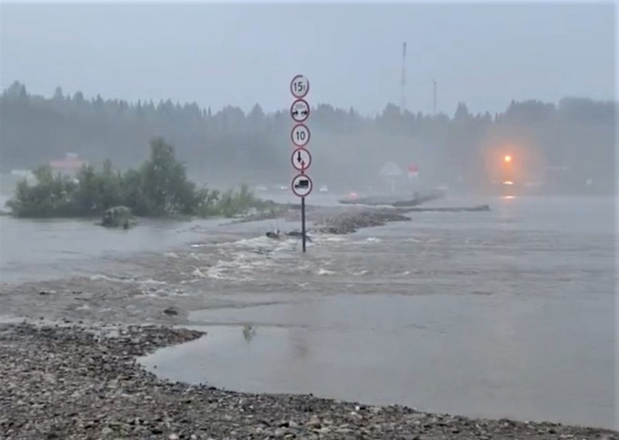 Томь поднимается: в Кузбассе дорога и мост ушли под воду