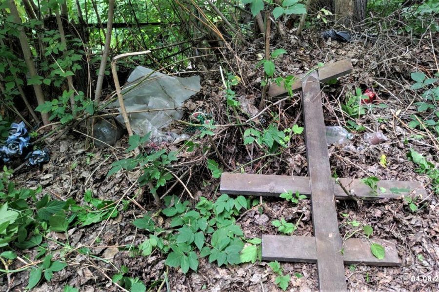 «Невозможно пройти к могилам»: кузбассовцы пожаловались на запущенное кладбище