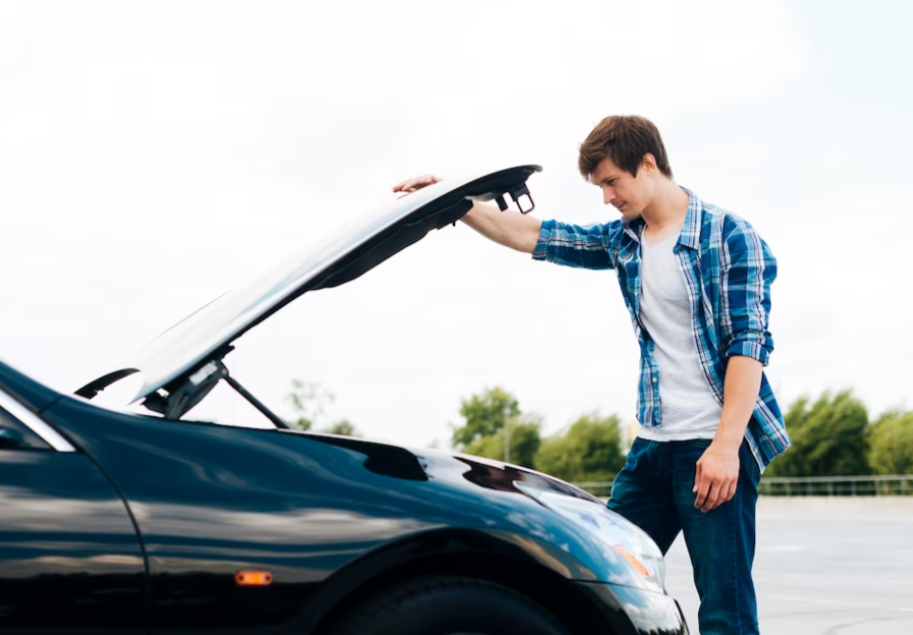 Sad car. Авто с поднятым капотом. Человек на коробках на капоте машины. Man Opening car. Open Hood Side view.