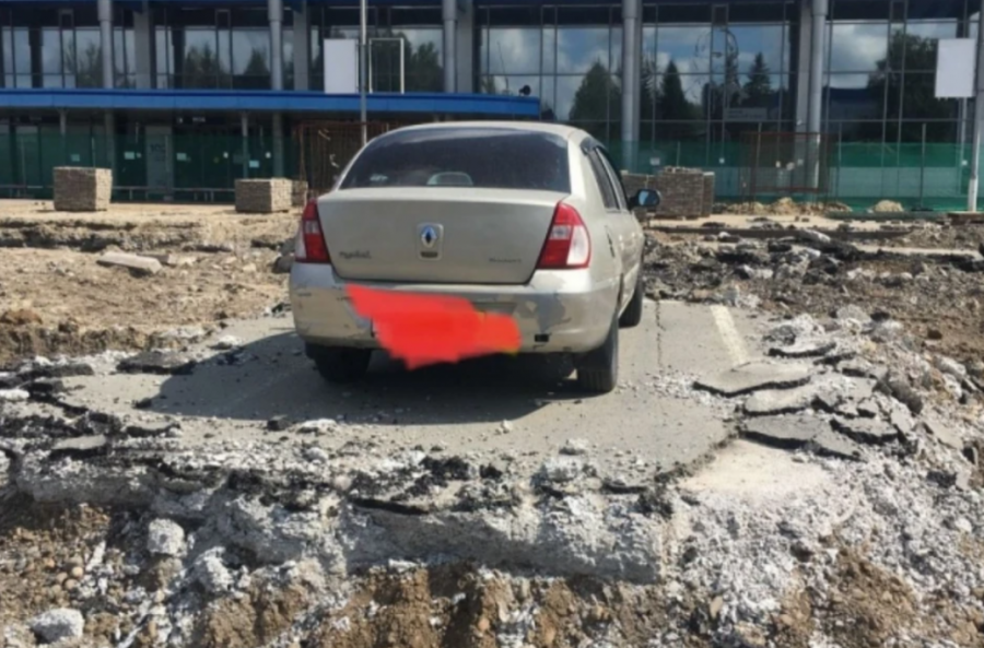 Машину улетевшего в отпуск сибиряка «окопали» строители