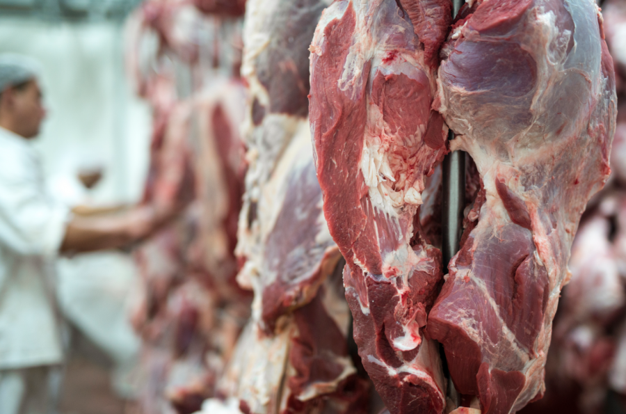 Сотни тонн опасного мяса едва не попали на прилавки кузбасских магазинов
