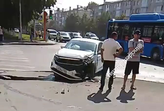 В Кемерове возле Парка Ангелов друг друга помяли две машины