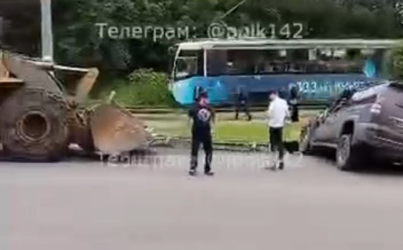 В Кузбассе трактор «ушатал» автомобиль