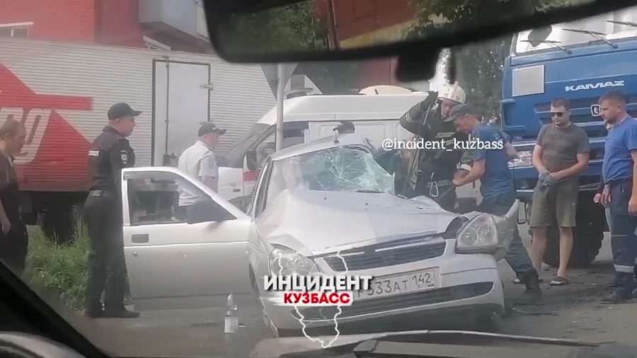 Соцсети: грузовик смял легковушку в Кузбассе