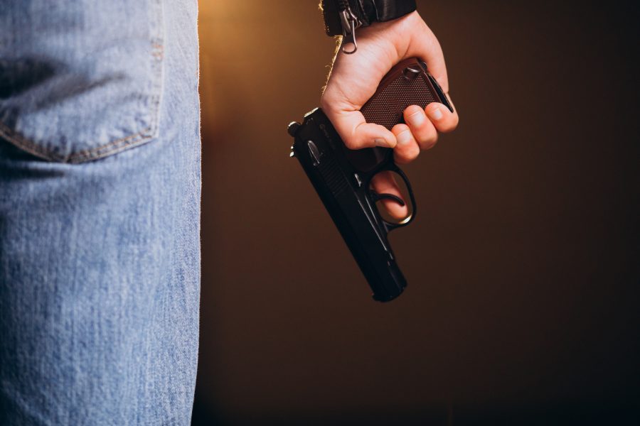 Соцсети: в Кемерове пьяный мужчина устроил стрельбу из двух пистолетов