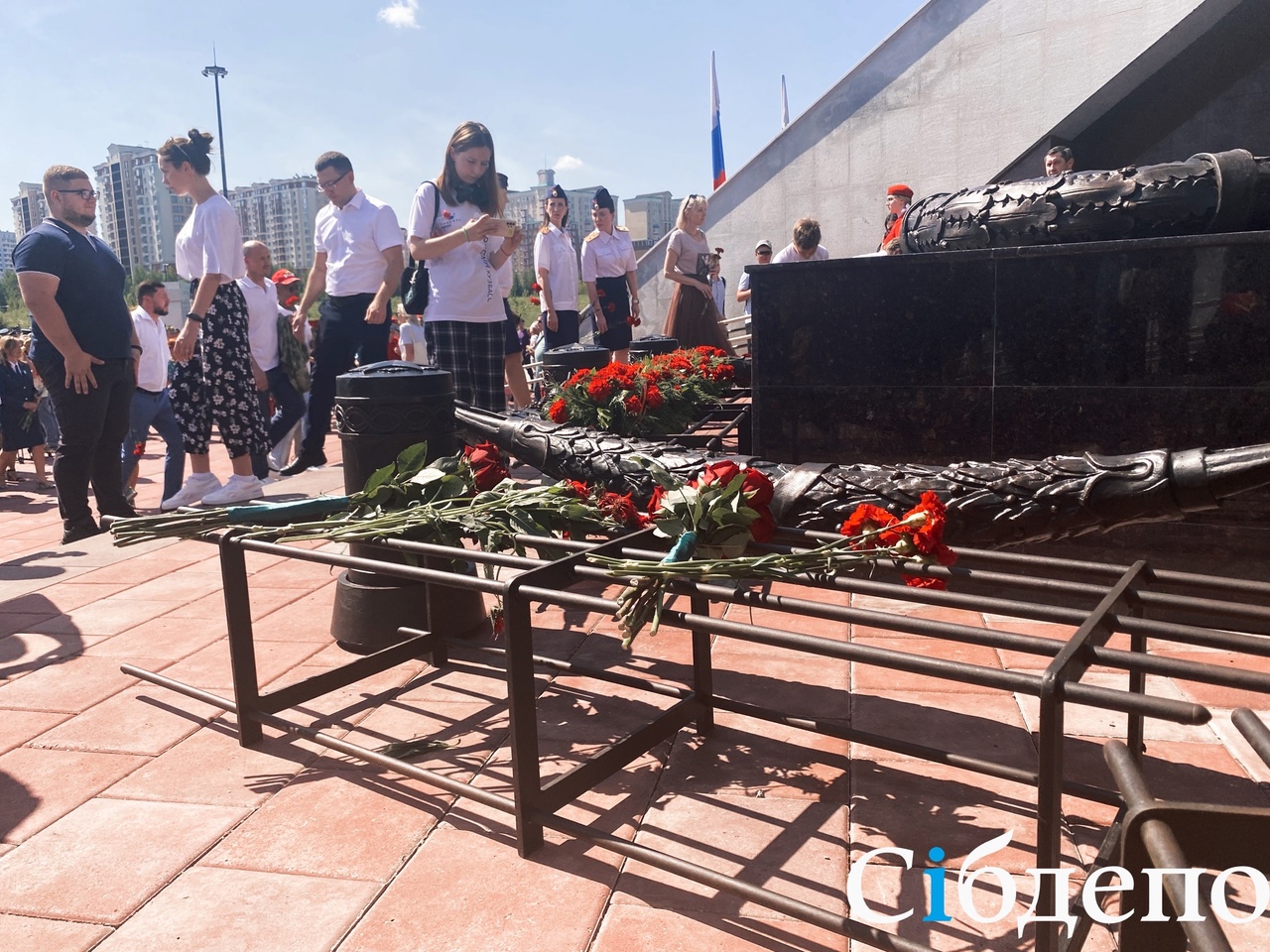 В кемерове пройдет. Кемерово вечный огонь с людьми. Вечный огонь Новокузнецк. Вечный огонь Кемерово фото. Вечный огонь Новокузнецк вид сверху.