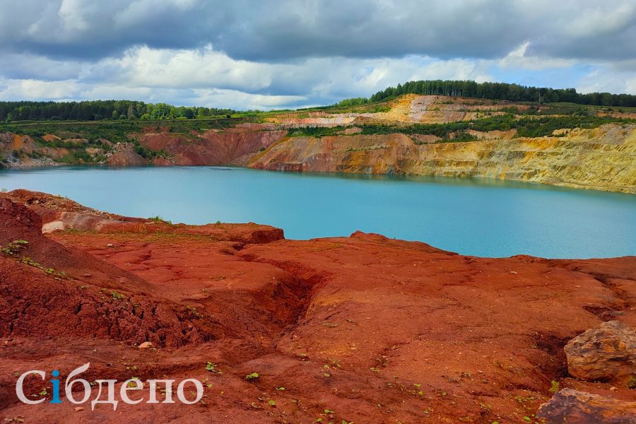 Красная земля, кислотное озеро и редкие самоцветы: какие тайны хранит «кузбасский Марс»