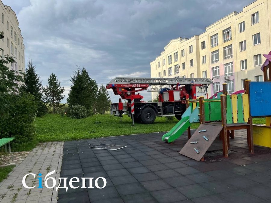 Огонь разом охватил три квартиры в Кузбассе: подробности о пожаре рассказали спасатели