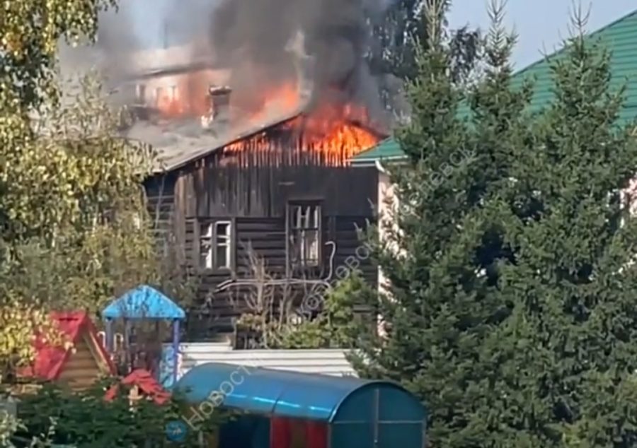 Рядом детский сад: в кузбасском городе загорелся дом