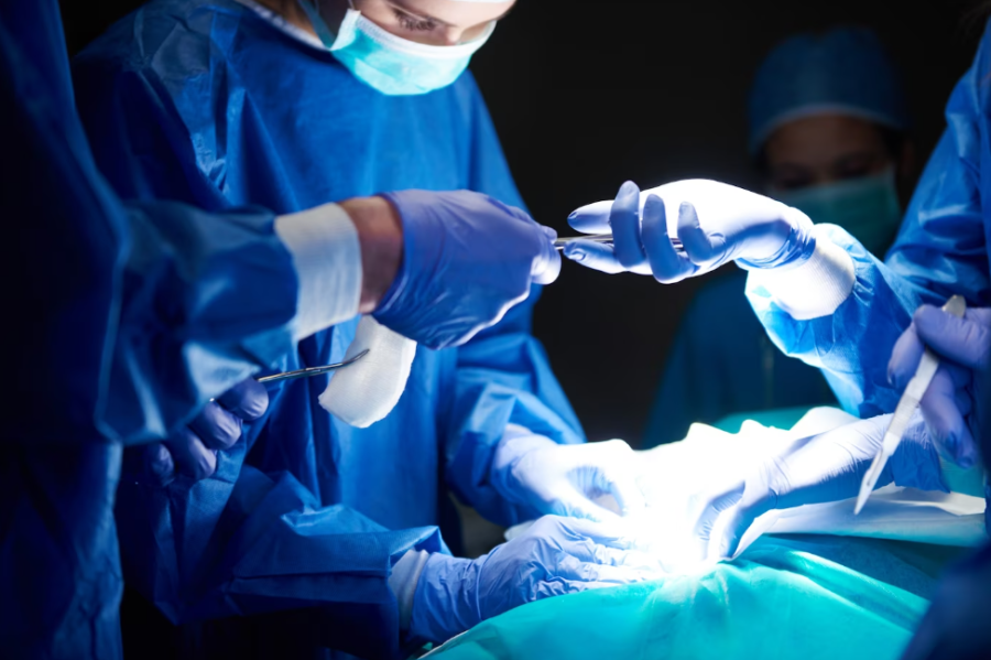 Кузбасские хирурги впервые провели «ювелирную» операцию на животе