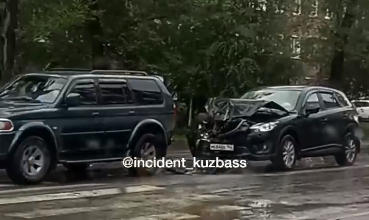Соцсети: в Кузбассе машина получила повреждения в результате аварии