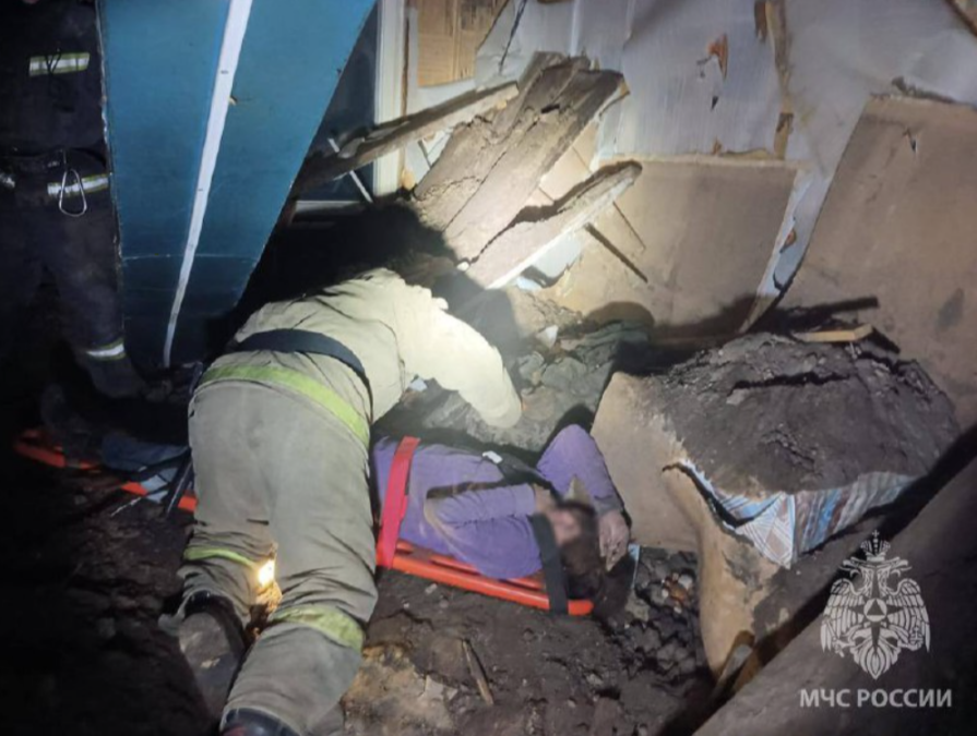 Рухнул потолок: спасатели вытащили из-под завалов двух женщин