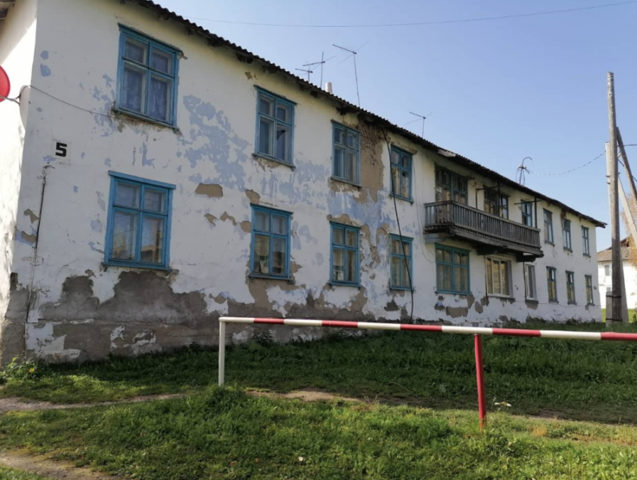 В жилом доме Кузбасса обрушился потолок: идет расследование