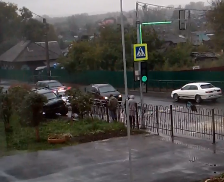 Черный «крузак» протаранил ворота кузбасской школы (видео)