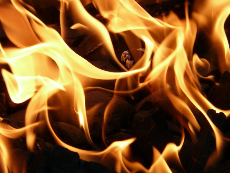 Клубы дыма: в кузбасском городе пламя охватило дом