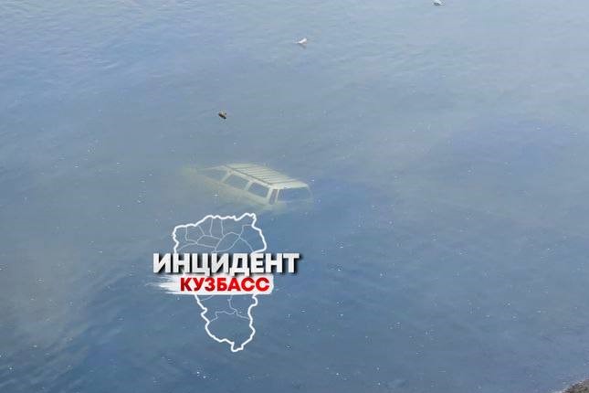 Соцсети: в Томи утонула машина с водителем
