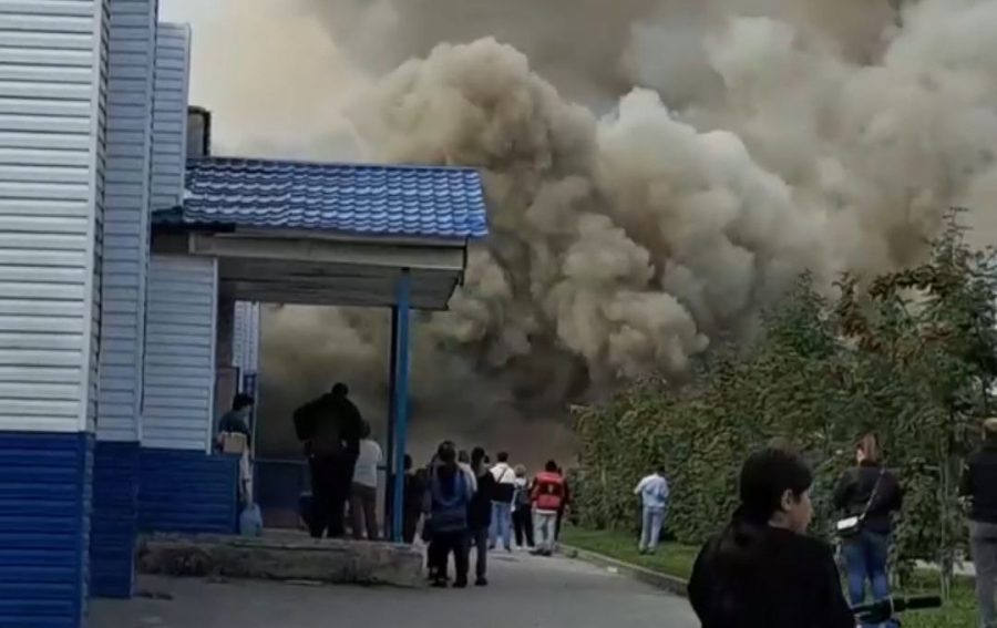 В Кузбассе крупный пожар охватил пивной магазин