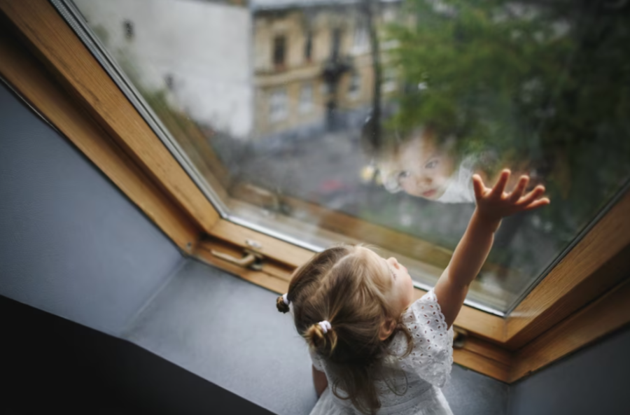 В Кузбассе 4-летняя девочка выпала из окна
